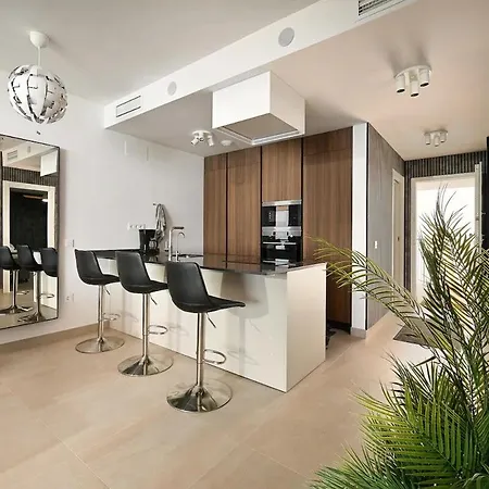 Seaview ~ Modern ~ Close To ~ Pool * 푸엔히롤라