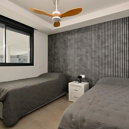 Seaview ~ Modern ~ Close To ~ Pool 아파트 푸엔히롤라